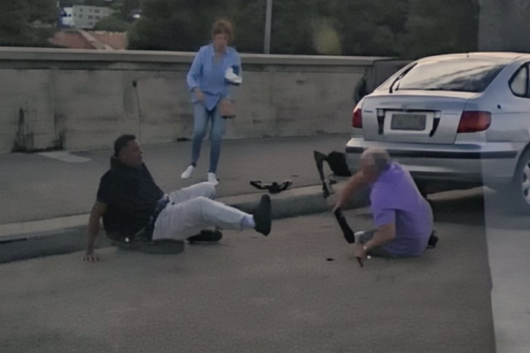 Heroji oteli pušku napadaču iz Sidneja, pa skončali u zagrljaju: Širi se snimak para koji se suprotstavio teroristi (VIDEO)