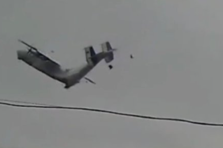 Avion se raspao u vazduhu! Snimljena neverovatna scena pre pada (VIDEO)