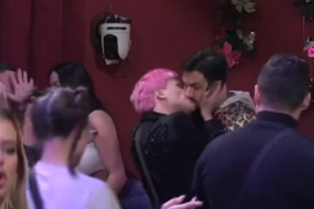 Uroš Stanić sočno poljubio Filipa Đukića pred svima! Totalni kolaps u Eliti (VIDEO)