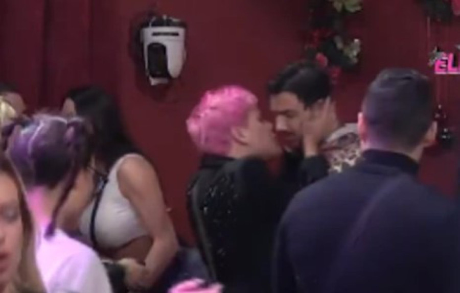 Uroš Stanić sočno poljubio Filipa Đukića pred svima! Totalni kolaps u Eliti (VIDEO)