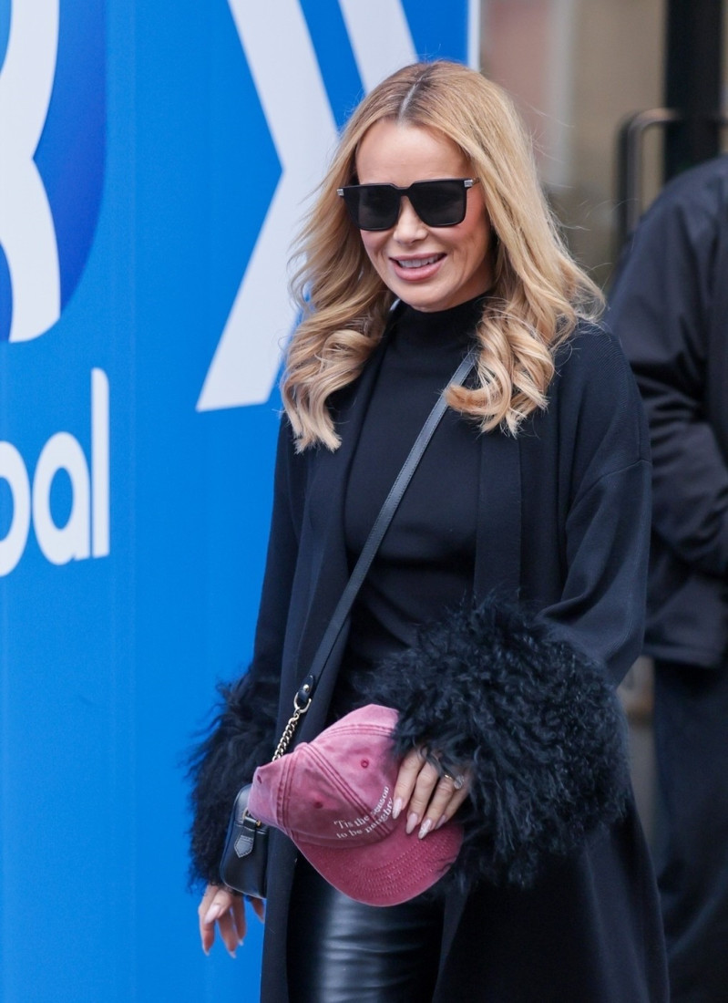 Jednostavno, luksuzno i moćno: Stajling Amande Holden dokazuje da crna nikada ne izlazi iz mode (FOTO)