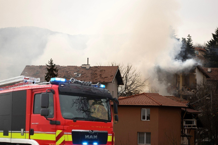 Drama u centru Čačka: Vatra gutala kuću, vatrogasci izvukli povređenu osobu