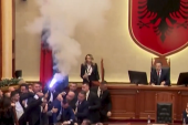 Prekinuta sednica! Haos u albanskom parlamentu, opozicija zapalila baklje, reagovala policija (VIDEO)