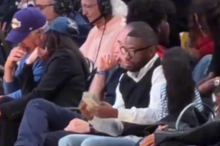 Mejveder opet pokazao zašto ga zovu "Novac": Na NBA utakmici izvadio svežanj dolara i počeo da broji (VIDEO)
