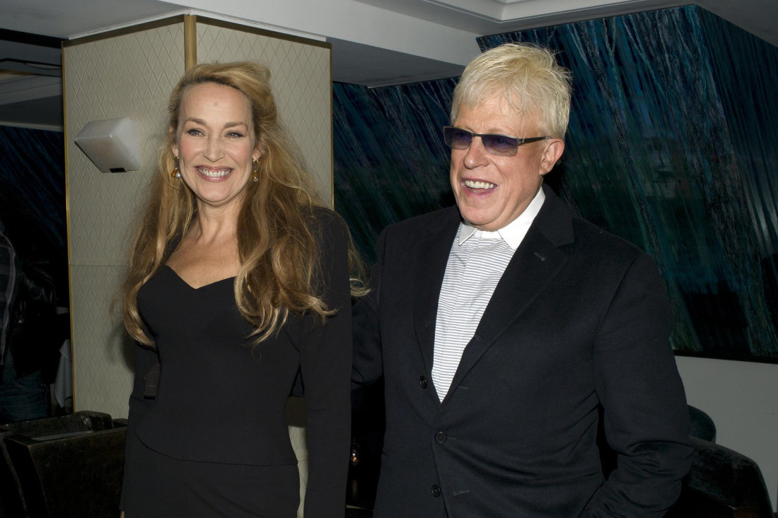 Umro legendarni modni dizajner koji je oblačio Dejvida Bouvija i kraljicu Kamilu (FOTO)