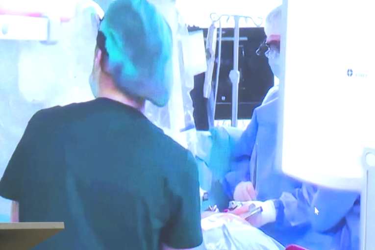 Revolucija u Srbiji: Na Institutu Dedinje izvedena prva robotski asistirana operacija na srcu! (VIDEO)