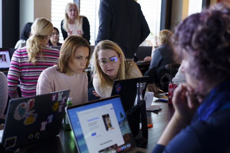 Završen projekat "AI u školama": Zajedno za generaciju spremnu za budućnost (FOTO)