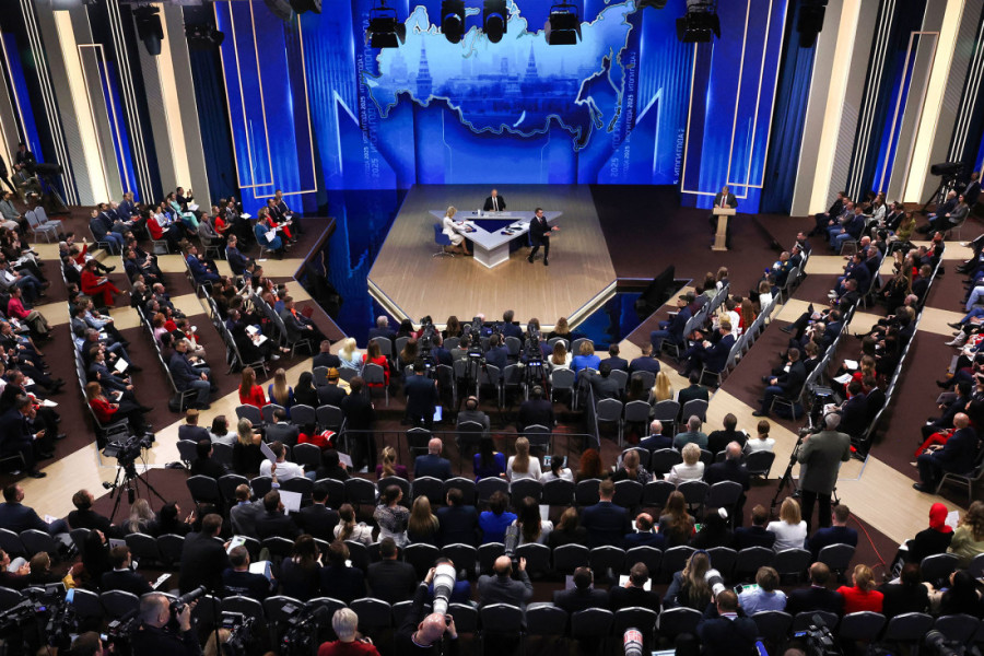 Putin poslao poruku bez reči! Dok je odgovarao na pitanja iza njega je bilo nešto što Zapadu nije promaklo (FOTO)