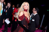 Paris Hilton u centru pažnje: Smelo i vatreno izdanje koje je obeležilo dodelu nagrada u Los Anđelesu (FOTO)