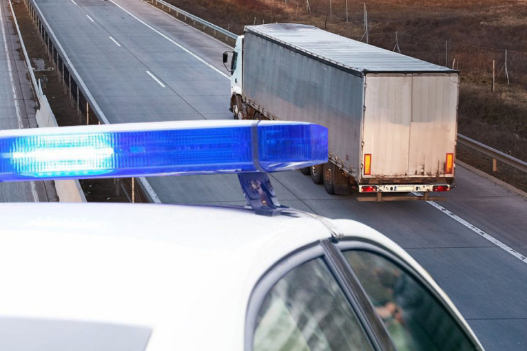 Tragedija u Zrenjaninu: Taksista umro tokom vožnje, pa udario u druge automobile i zakucao se u banderu