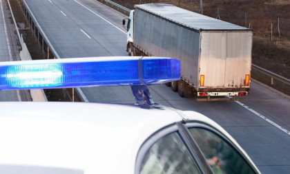 Užas kod Šida: Kamion sleteo sa puta u kanal