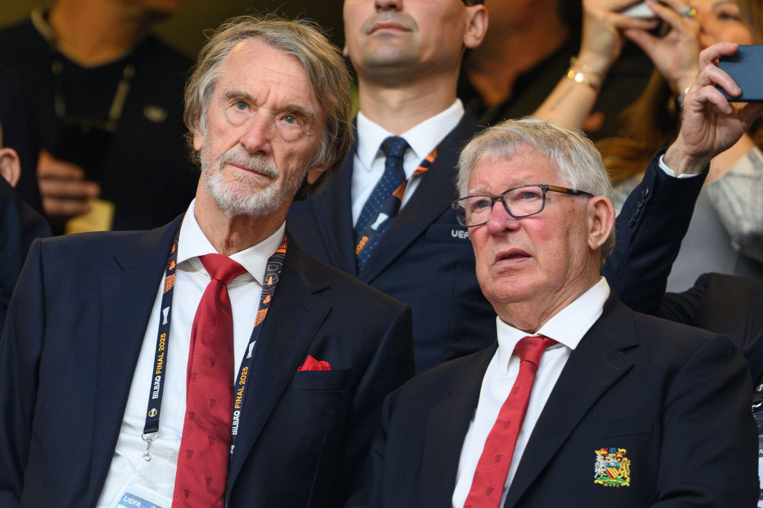 Bizaran detalj sa timskog fotografisanja Mančester junajteda zapalio internet! Oštrom navijačkom oku ovaj fotošop nije promakao! (FOTO)