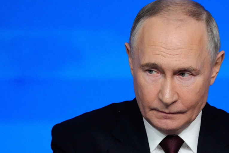 Putin poslao poruku bez reči! Dok je odgovarao na pitanja iza njega je bilo nešto što Zapadu nije promaklo (FOTO)