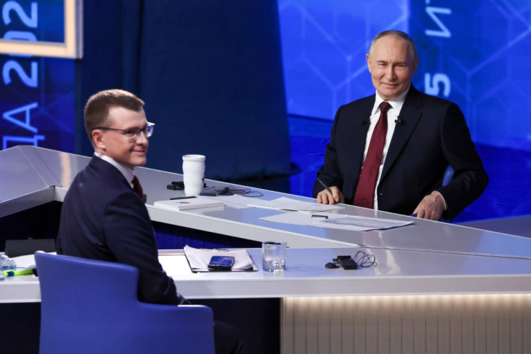 Novinar zaprosio devojku pred Putinom! Pozvao predsednika Rusije na svadbu (VIDEO)