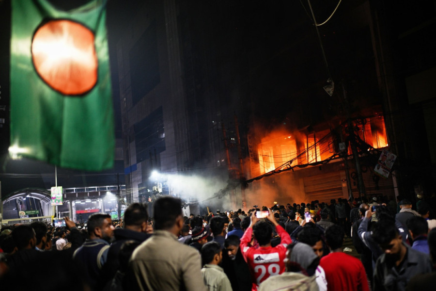 Bangladeš u plamenu! Ubistvo vođe protesta izvelo hiljade na ulicu, zapaljene zgrade, vojska morala da reaguje (VIDEO)