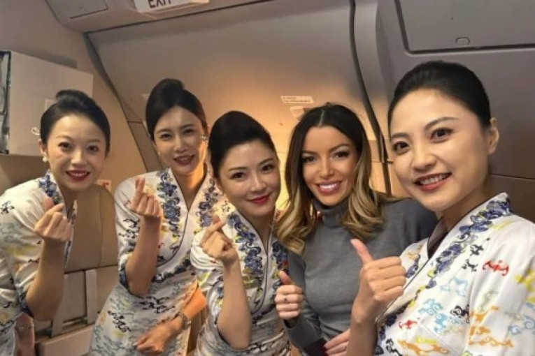 Mesarović sa kineskim stjuardesama na putu za Beograd: Njihova avio-kompanija će služiti srpske proizvode na svojim letovima