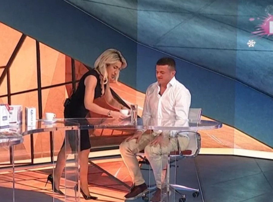 Skinula se Marina Visković: Pevačica bez pardona objavila provokativnu fotku iz kupatila! 