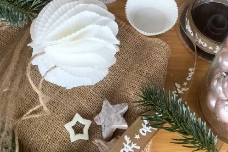 Efektno, a jednostavno: Napravite sami ukras za jelku od korpice za kolače, može da bude zabava za celu porodicu (VIDEO)