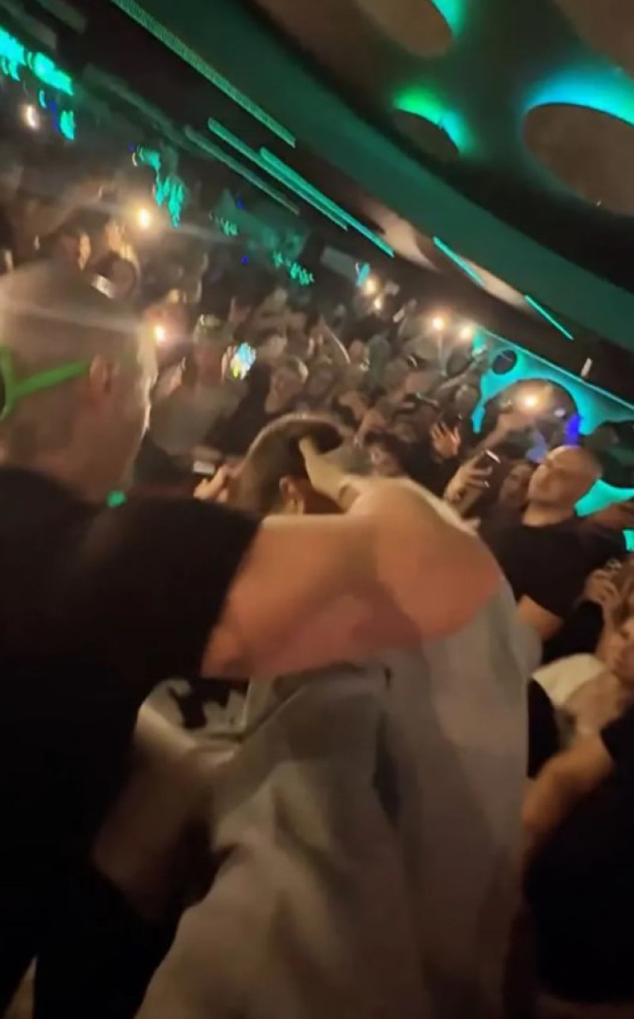 Desingerica ošišao dečka na nastupu! Reper otišao korak dalje, publika u transu!