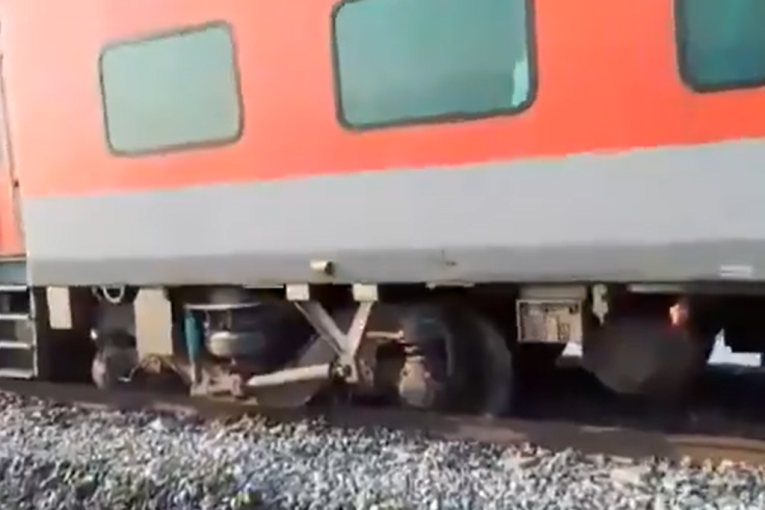 Nezgoda na prelazu u Požarevcu: Teretni voz pokupio "forda", rampa bila podignuta