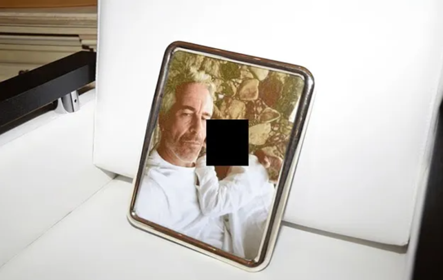 Isplivala najjezivija Epstinova fotografija: On sedi polugo, a pored njega se vidi dečja noga (FOTO)