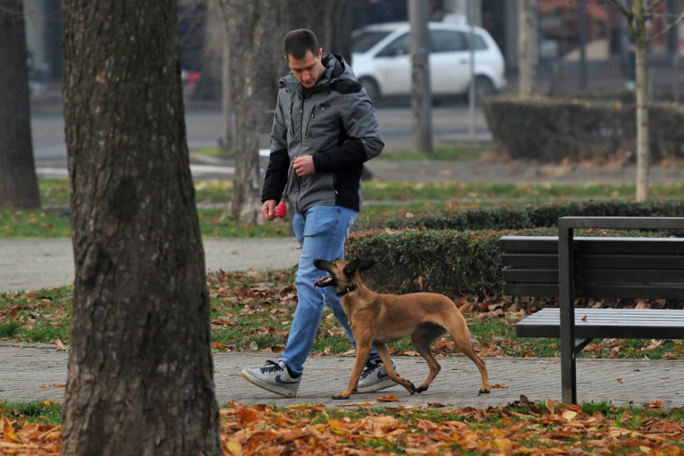 Udes kod skretanja za aerodrom: Motocikl se zakucao u automobil