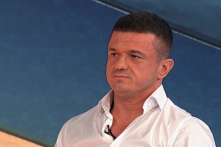 Mokra do kože ispija šampanjac: Jovana Jeremić napravila lom na Zlatiboru! (VIDEO)