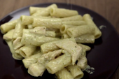 Recept dana: Makarone sa piletinom i pesto sosom su idealne za brz i ukusan ručak