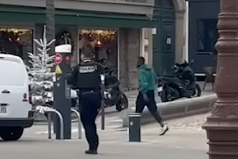 Haos na Korzici: Policija ubila muškarca naoružanog nožem! (VIDEO)