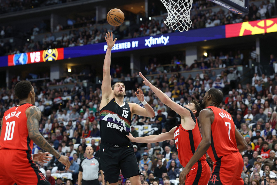 Jokića "prebili" u njegovoj kući! Hjuston slavio u Koloradu, Adelman isključen!