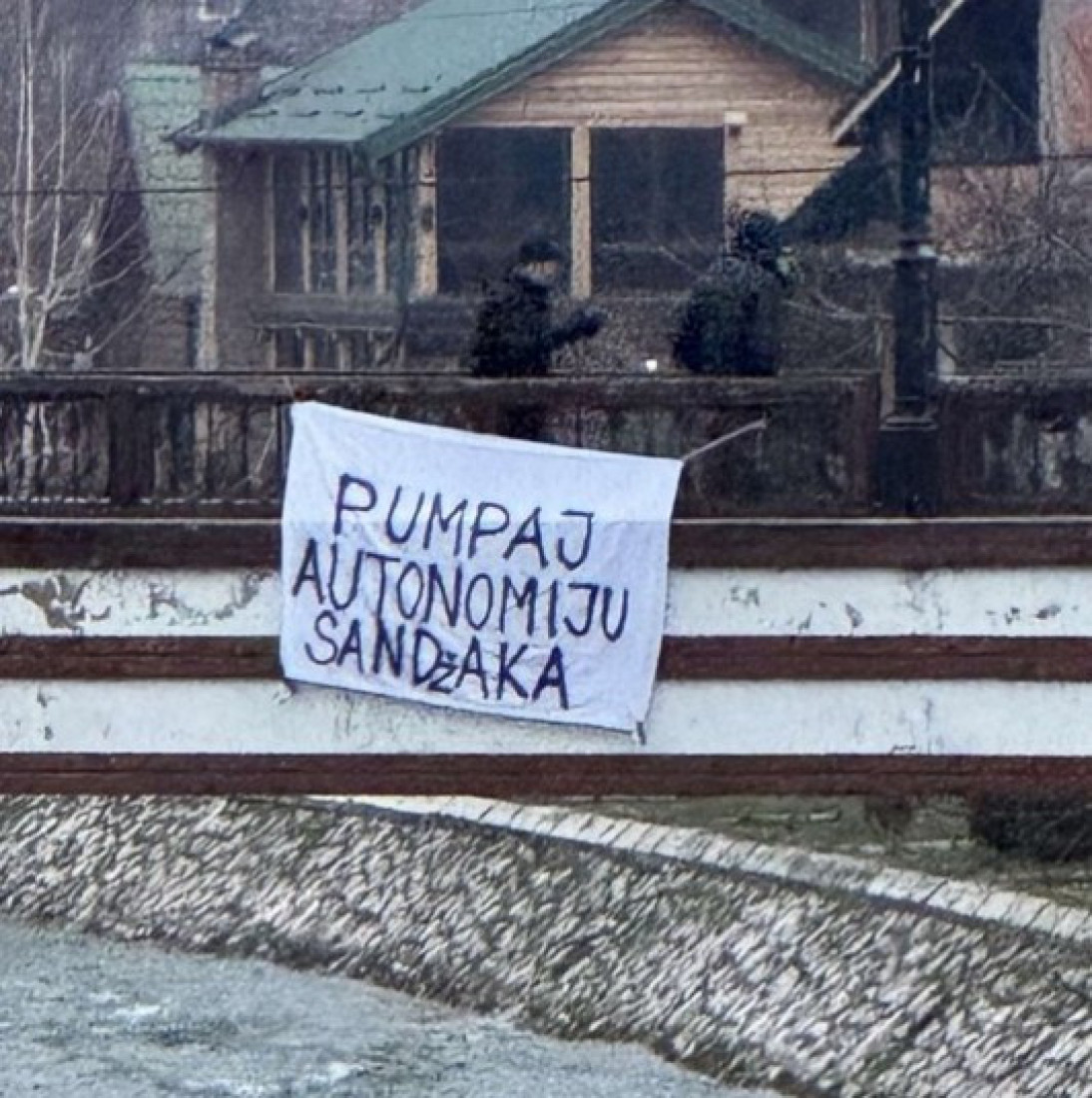 Blokaderi bi da cepaju Srbiju, hoće Republiku Sandžak: Skandalozni natpisi osvanuli u Novom Pazaru (FOTO)