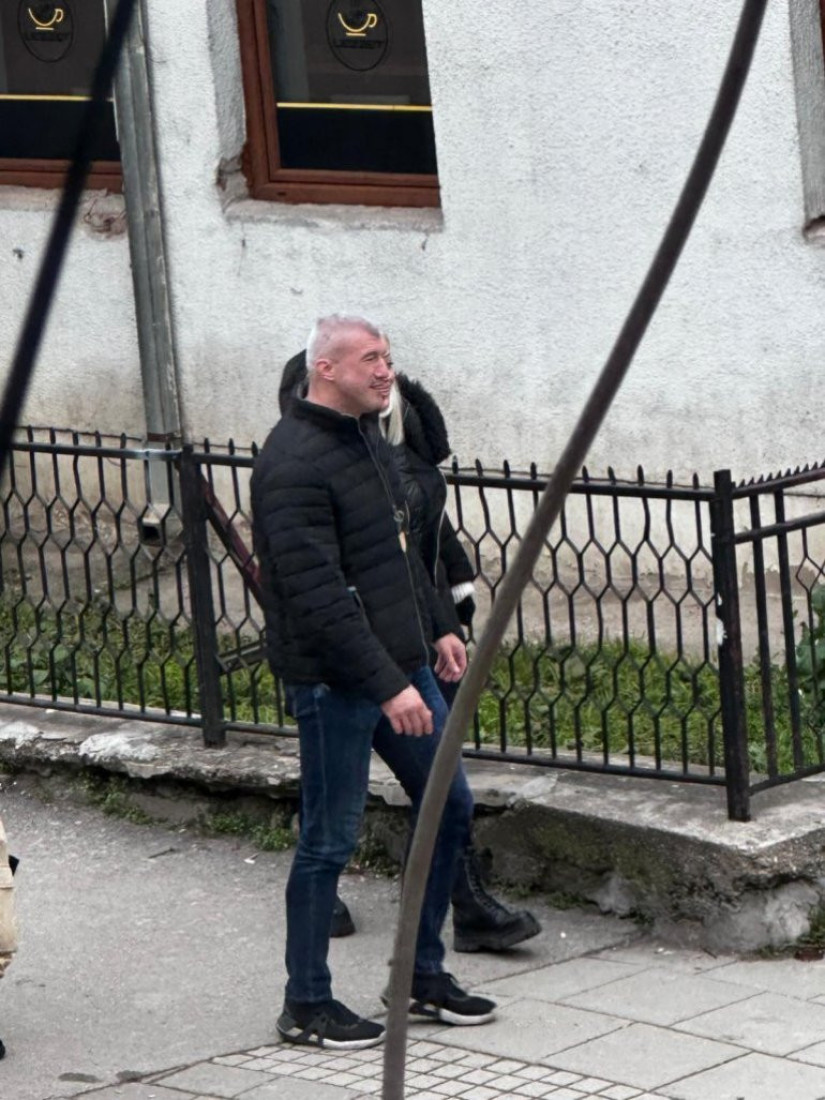 Bačulov uslikan u Novom Pazaru: U bliskom razgovoru sa vehabijom, drži mu ruku na ramenu (FOTO)