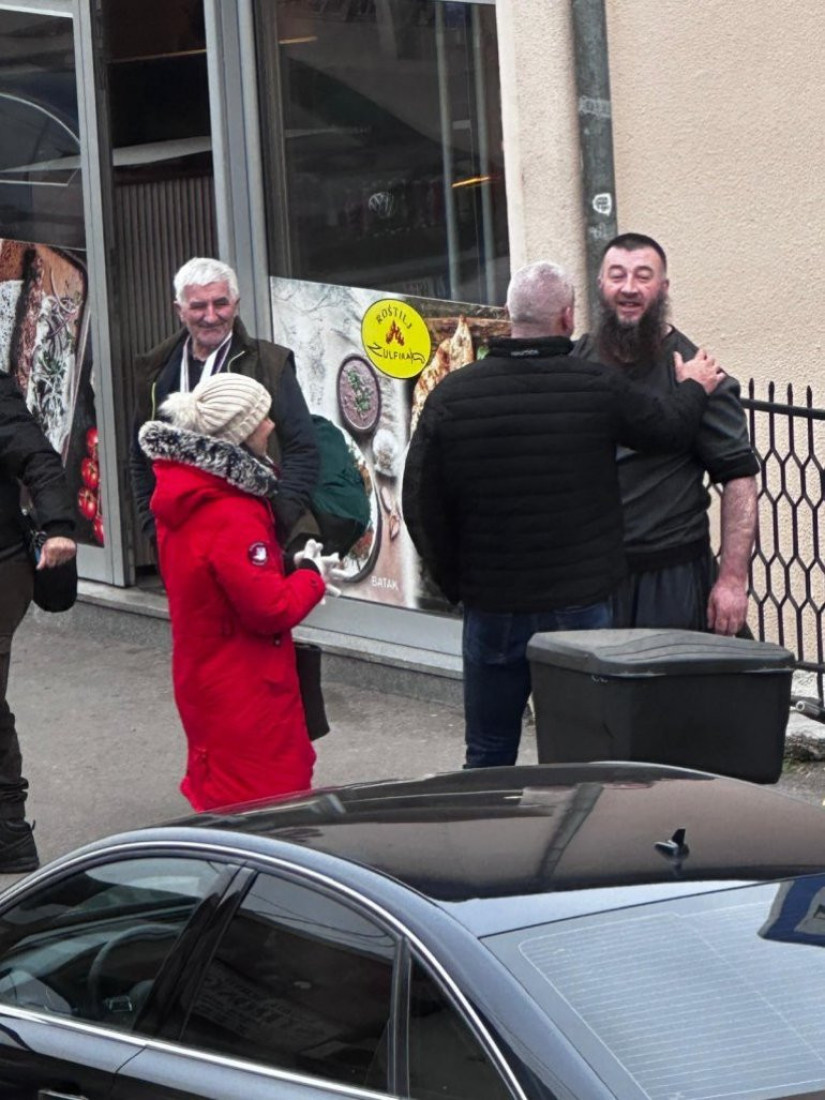 Bačulov uslikan u Novom Pazaru: U bliskom razgovoru sa vehabijom, drži mu ruku na ramenu (FOTO)