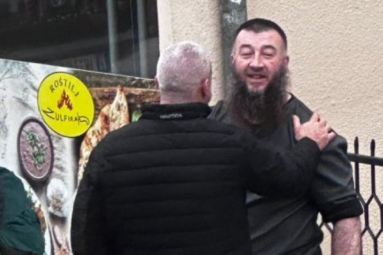 Bačulov uslikan u Novom Pazaru: U bliskom razgovoru sa vehabijom, drži mu ruku na ramenu (FOTO)