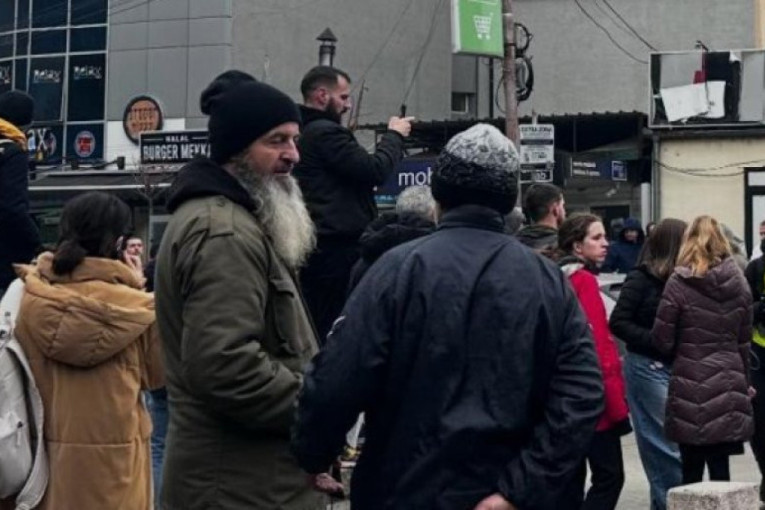 Sead Toskić na skupu u Novom Pazaru: Radikalni islamista podržava blokadere (FOTO)