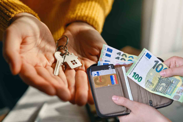 Država deli pare porodicama! Evo ko sve ima prava da se prijavi - požurite!