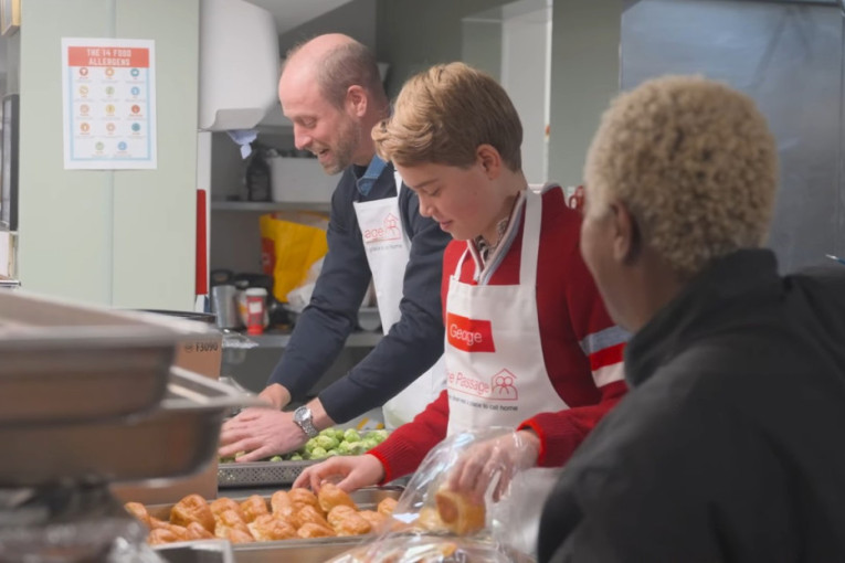 Princ Džordž sa ocem spremao hranu za beskućnike: Jedan detalj je posebno raznežio sve, a ima veze sa Dajanom (FOTO)