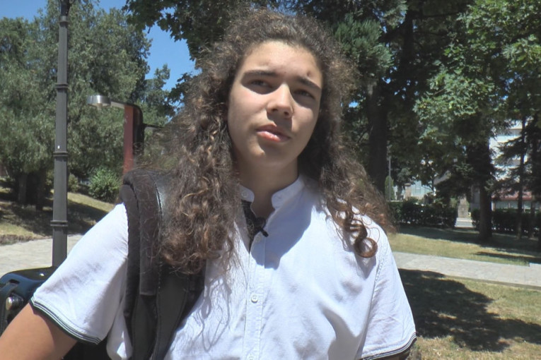 Lazar (13) se nije šišao čitav život, sada seo u frizersku stolicu i to zbog divnog razloga