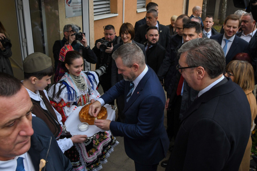 Vučić i Pelegrini u Bačkom Petrovcu: Ponosan sam na Slovake u Srbiji, država će finansirati izgradnju Srpske kuće (FOTO/VIDEO)