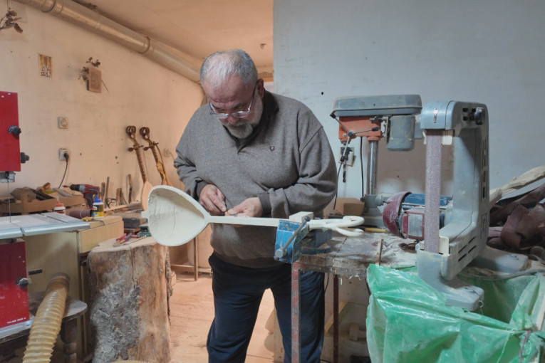 Zanatska loza sa Zlatara: Kako porodica Šaponjić već 40 godina čuva duh gusala (FOTO)