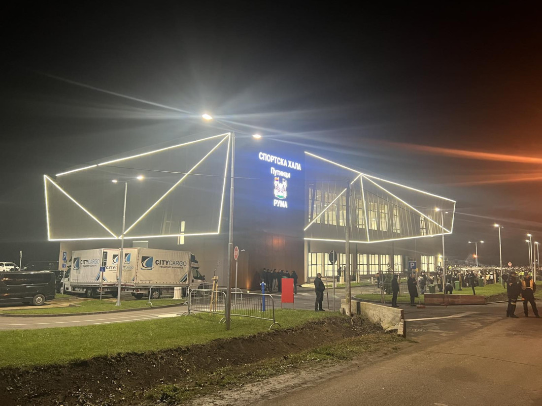 Vučić u novoj sportskoj hali u Putincima: Ovo je simbol ulaganja u sela! Spasili smo Srbiju, ali nam sad treba i vaša pomoć (FOTO/VIDEO)