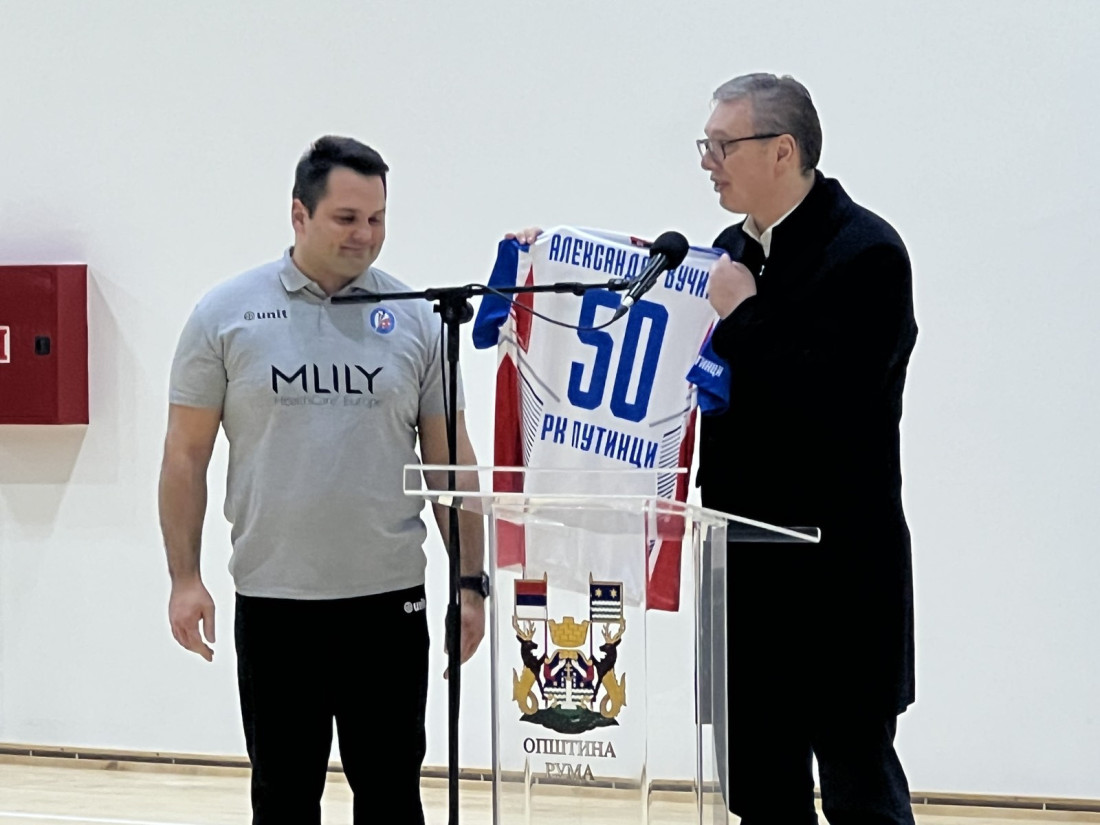 Vučić u novoj sportskoj hali u Putincima: Ovo je simbol ulaganja u sela! Spasili smo Srbiju, ali nam sad treba i vaša pomoć (FOTO/VIDEO)