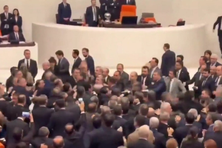 Burna sednica u Ankari: Rasprava o budžetu završena tučom (VIDEO)
