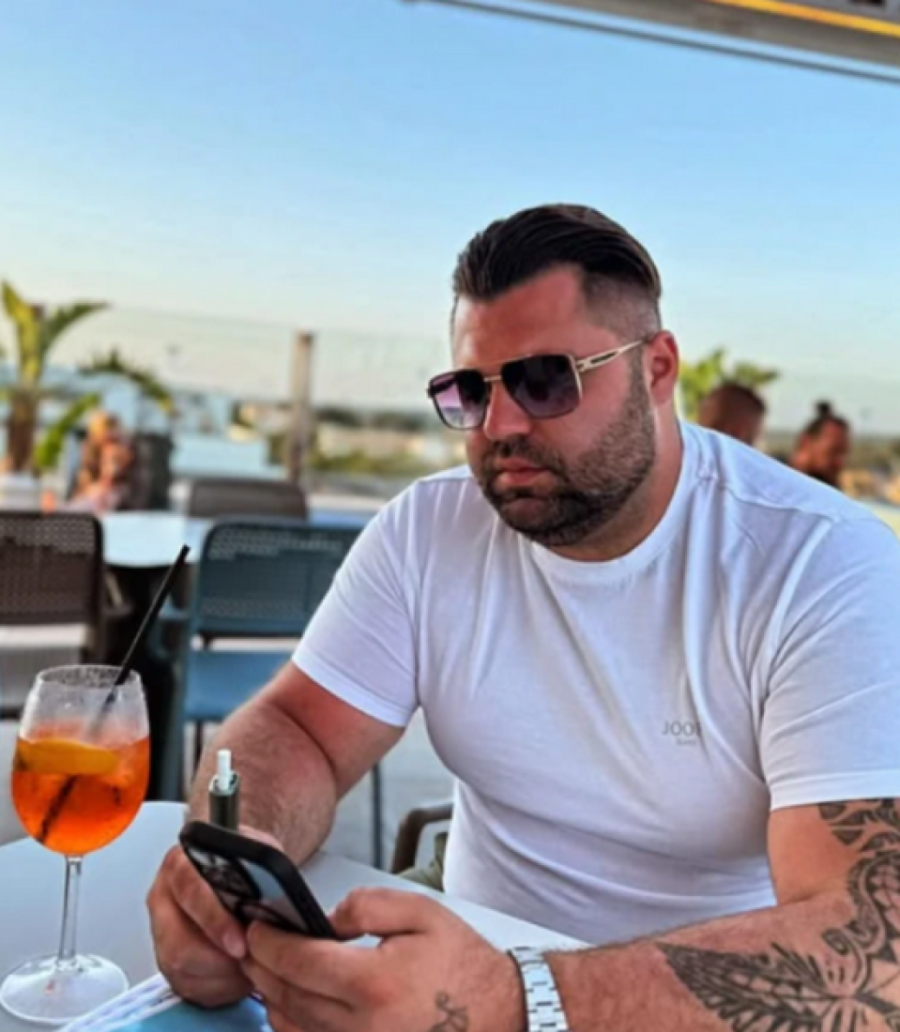 Ovo je rođeni brat Asmina Durdžića! Krije se od javnosti, a neverovatno liče! (FOTO)