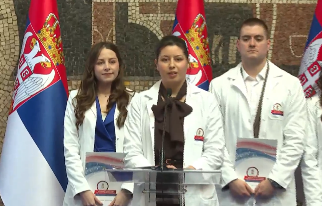 Vučić uručio ugovore o radu najboljim mladim medicinarima: Do sada smo zaposlili oko 5.000 ljudi (VIDEO)