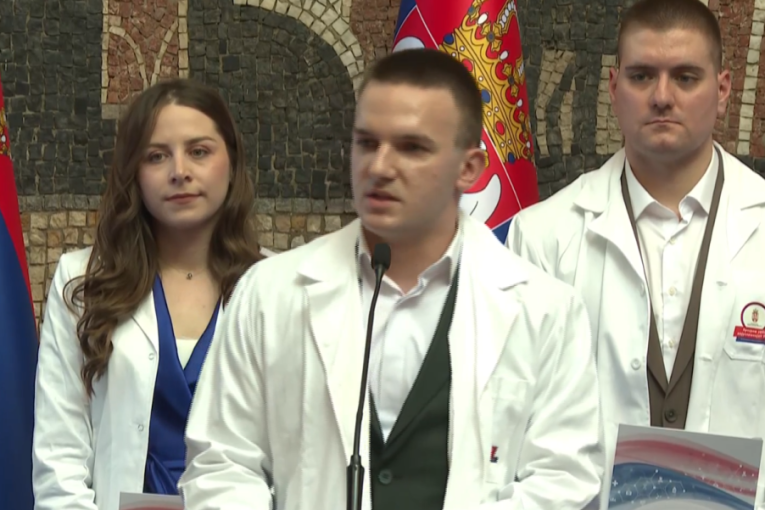 Vučić uručio ugovore o radu najboljim mladim medicinarima: Do sada smo zaposlili oko 5.000 ljudi (VIDEO)