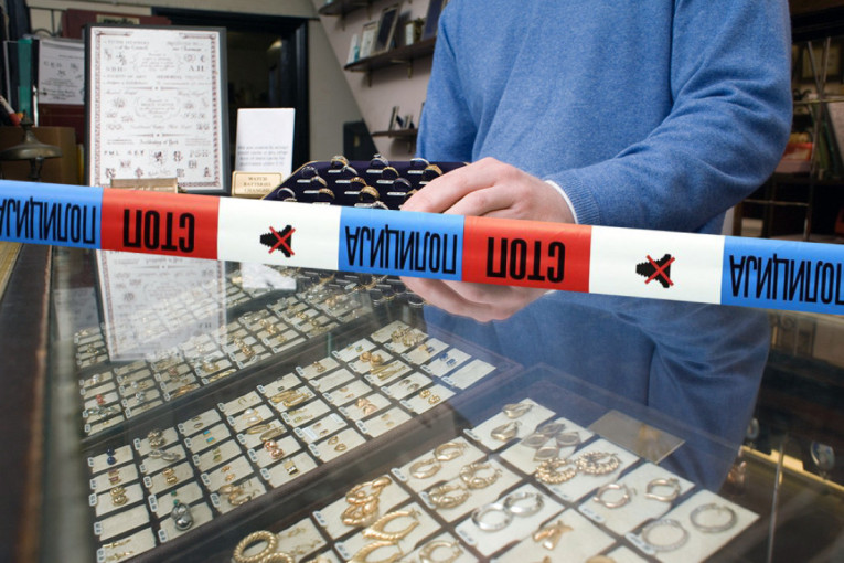 Pogledajte hapšenje pljačkaša zlatare u Novom Pazaru: Ukrali nakit od 400.000 evra, pa otišli pravo u kafanu! (VIDEO)