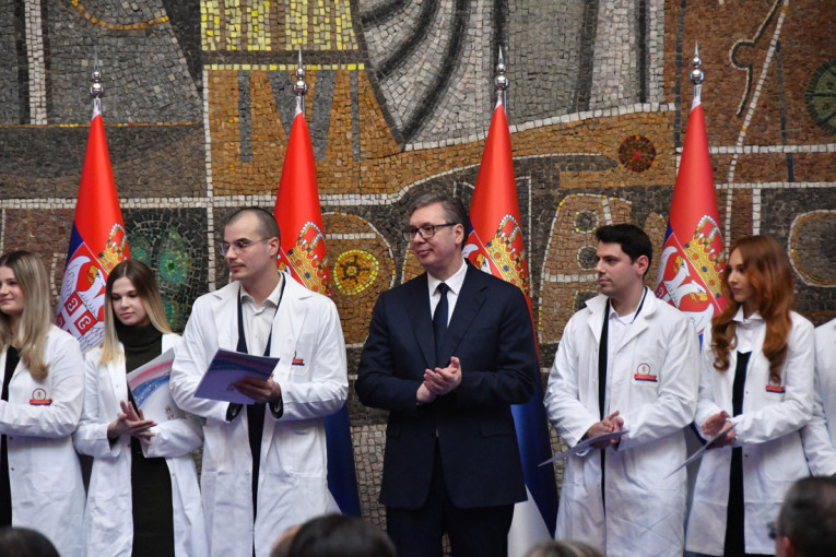 Vučić uručio ugovore o radu najboljim mladim medicinarima: Do sada smo zaposlili oko 5.000 ljudi (VIDEO)