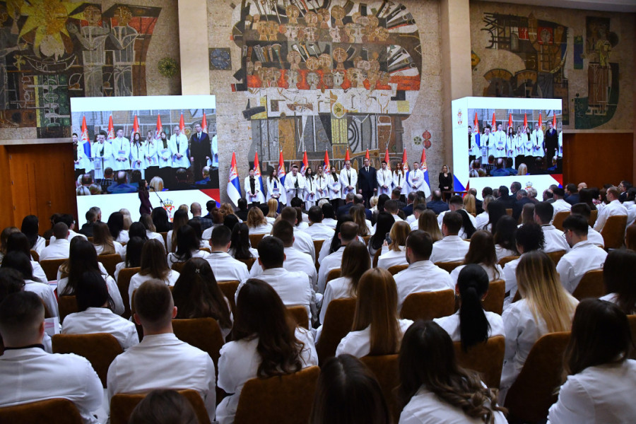 Vučić uručio ugovore o radu najboljim mladim medicinarima: Do sada smo zaposlili oko 5.000 ljudi (VIDEO)