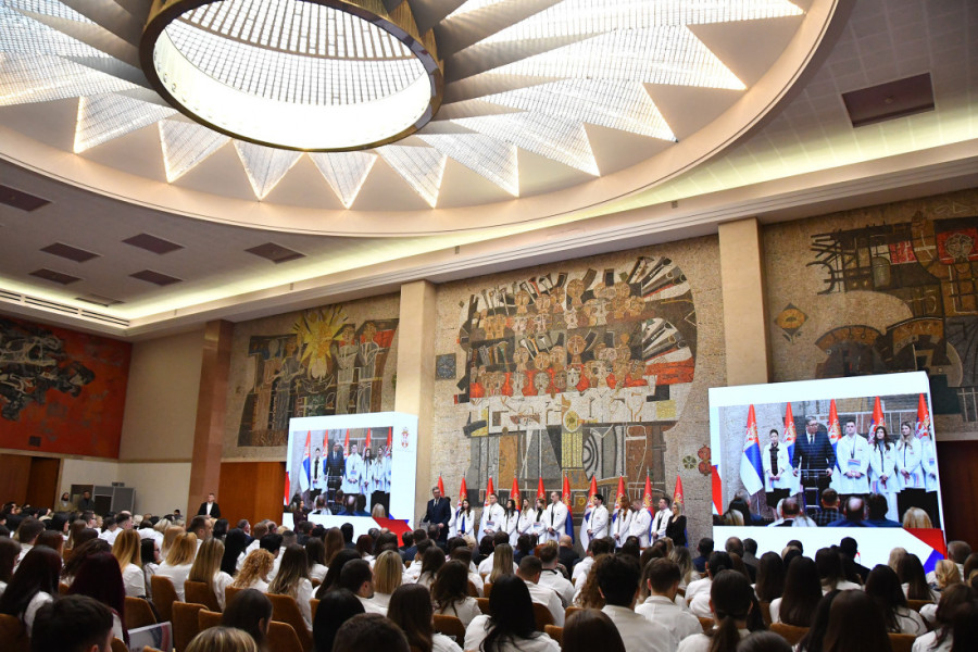 Vučić uručio ugovore o radu najboljim mladim medicinarima: Do sada smo zaposlili oko 5.000 ljudi (VIDEO)